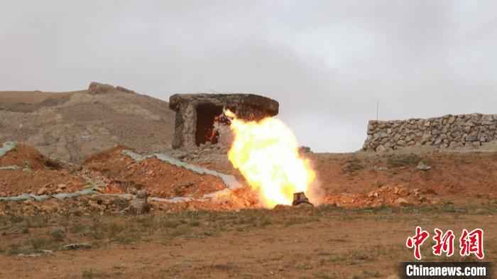 摧毁目标。 赵朋超 摄 空地协同 西藏军区某旅组织全要素实兵实弹演练