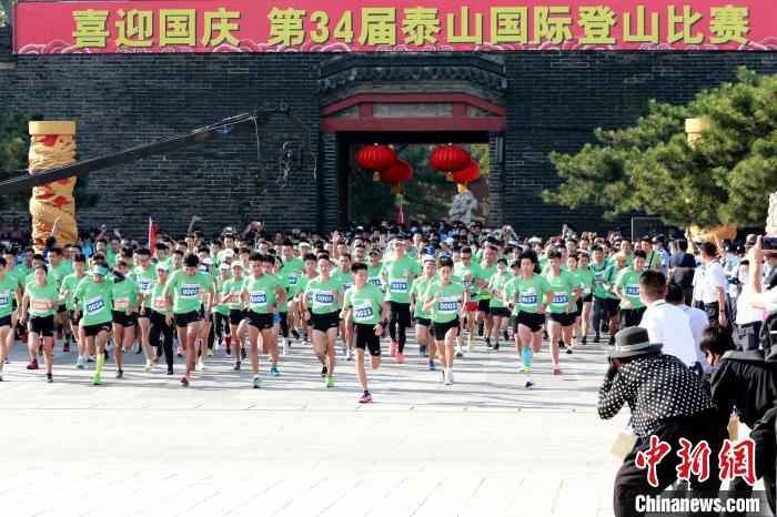 这是新冠肺炎疫情发生以来，中国国家体育总局正式批复的第一个登山户外赛事。　梁犇 摄