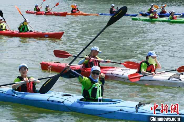 活动现场。杭州亚组委 供图 迎亚运会倒计时两周年 500名水上运动爱好者划艇
