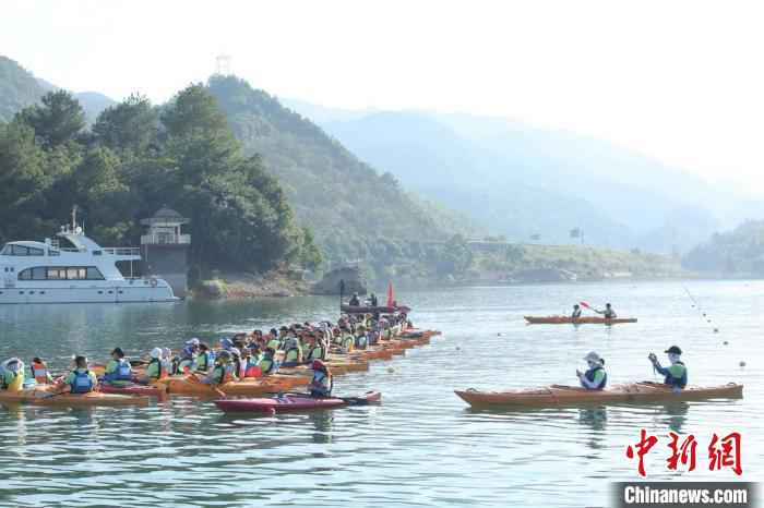 活动现场。杭州亚组委 供图 迎亚运会倒计时两周年 500名水上运动爱好者划艇
