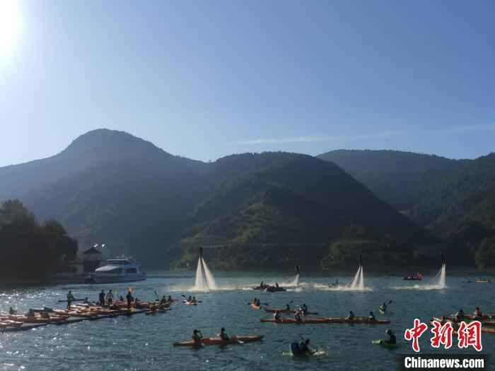 活动现场。 胡丁于 摄 迎亚运会倒计时两周年 500名水上运动爱好者划艇