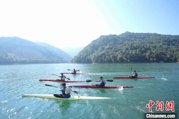 活动现场。杭州亚组委 供图 迎亚运会倒计时两周年 500名水上运动爱好者划艇