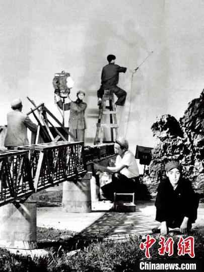 刘学尧为电影《桥》工作的照片。长影集团供图