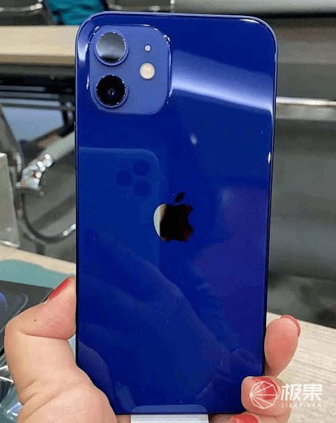 iPhone12“翻车”了？配色“撞脸”大爷内裤，网友