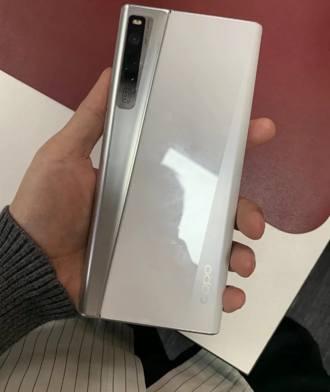 OPPO实力秀肌肉！近距离感受卷轴屏概念机，比折