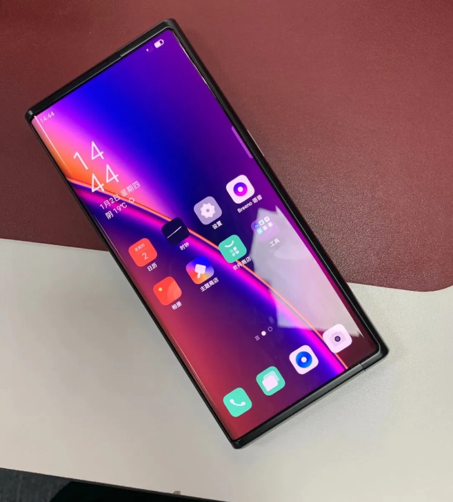 OPPO实力秀肌肉！近距离感受卷轴屏概念机，比折