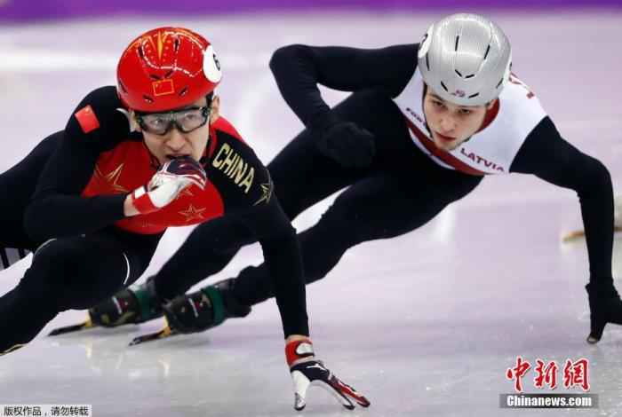 图为武大靖(红)在平昌冬奥会比赛中 冬奥备战转入“冲刺”阶段,中国军团近况如何
