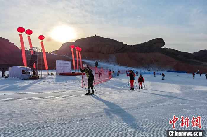 1月22日至1月29日,全国越野滑雪锦标赛在甘肃省白银市国家雪上项目训练基地举行 刘玉桃 摄 冬奥备战转入“冲刺”阶段,中国军团近况如何