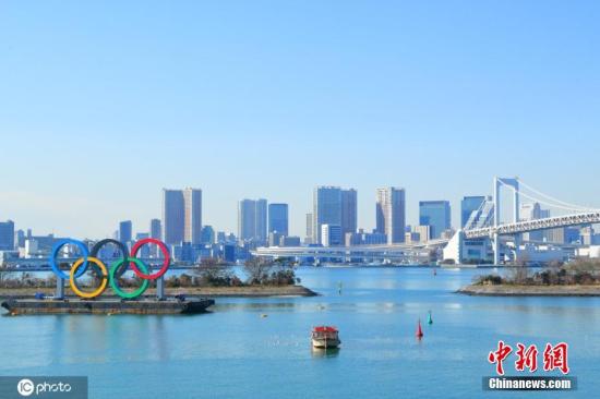 资料图：日本台场海滨公园展示奥运五环。