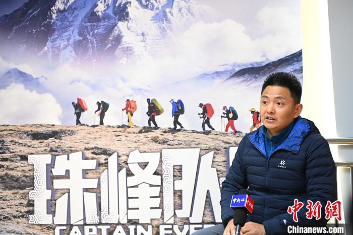 图为2月5日，苏拉王平讲述珠峰故事。 /p中新社记者 安源 摄