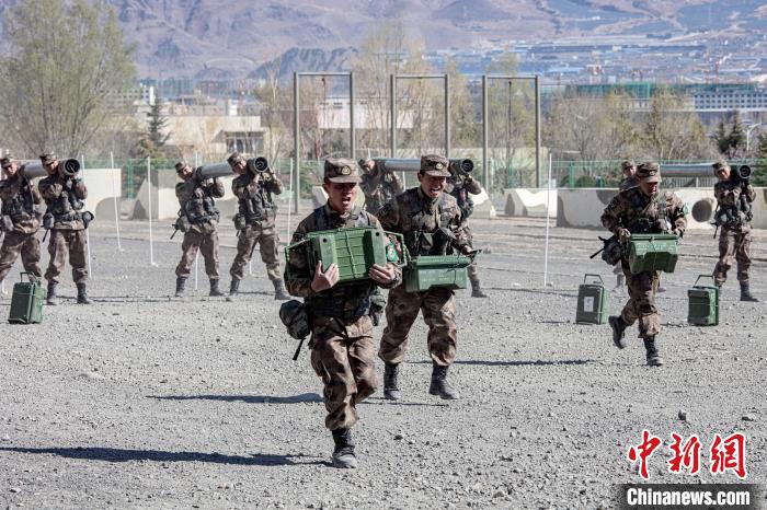 图为西藏军区某旅新兵们进行战场搬运考核。
