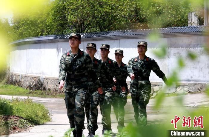 武警新兵下连“变形记”：“破茧成蝶”终有时