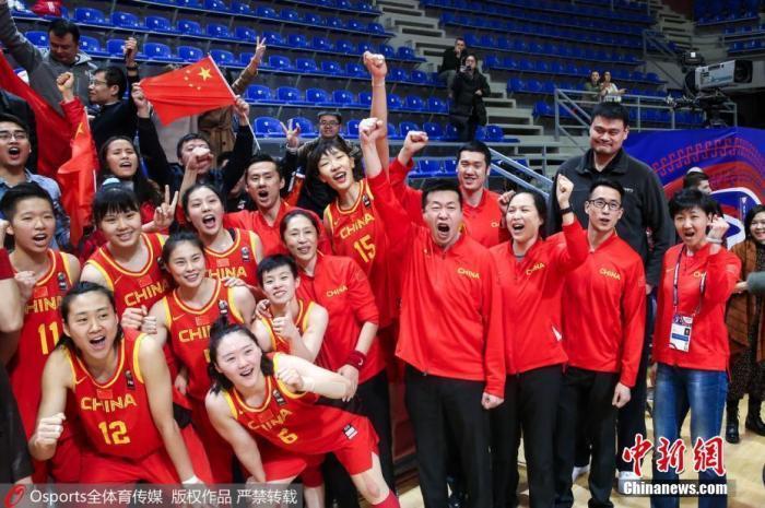 资料图：中国女篮赛后与球迷一同高呼“武汉加油”。 图片来源：Osports全体育图片社