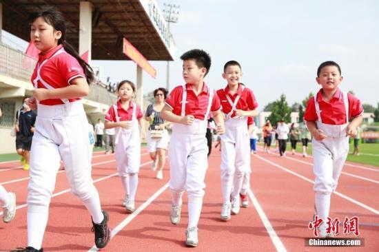 2020年8月8日，北京市天坛体育活动中心田径场，小朋友在慢跑。/p中新社记者 蒋启明 摄