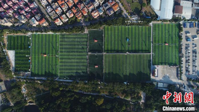 珠三角城市中心最大的连排足球场航拍。受访者供图