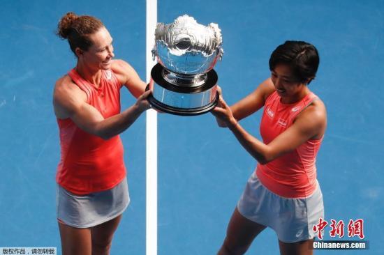 资料图：2019年1月25日，澳大利亚网球公开赛进入女双决赛较量，张帅/斯托瑟6-3/6-4挑落卫冕冠军巴博斯/梅拉德诺维奇，首次携手夺得大满贯冠军。张帅首夺大满贯冠军，成为第六位捧得大满贯桂冠的中国大陆金花、第四位拿下女双大满贯的中国大陆球员，也是13年来第一位夺得澳网女双冠军的中国球员。斯托瑟则时隔13年再夺大满贯女双冠军，首夺澳网女双桂冠。图为张帅与斯托瑟举起冠军奖杯。