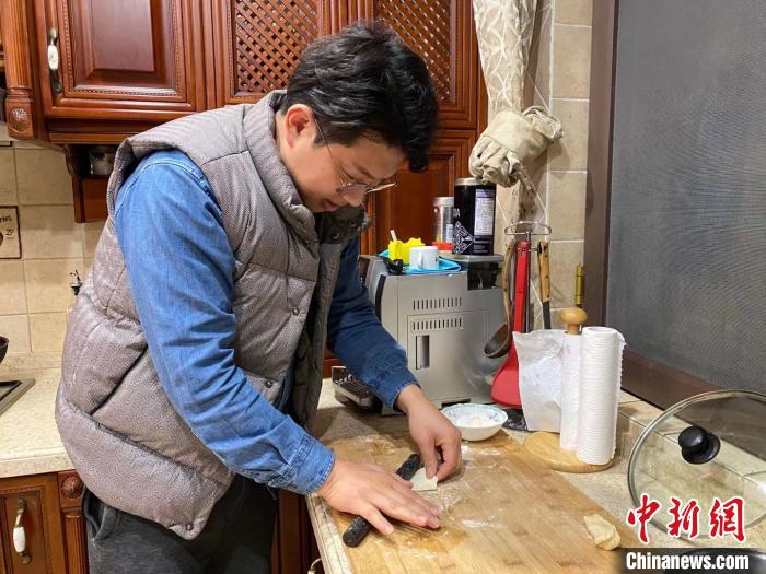 李东洙正在擀饺子皮。受访者供图
